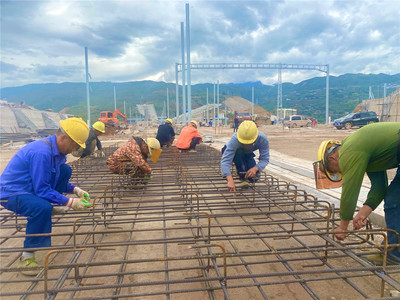 五一坚守筑匠心——郑万铁路建设者假期奋战一线保进度