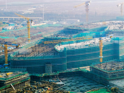 建筑工地升降机在建设工程施工中的关键作用与安全管理